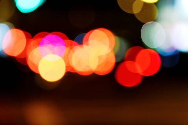 Bokeh şehir gecesinde ışığı bulanıklaştırdı