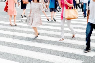 Şehirde yayalar caddeyi geçiyor.