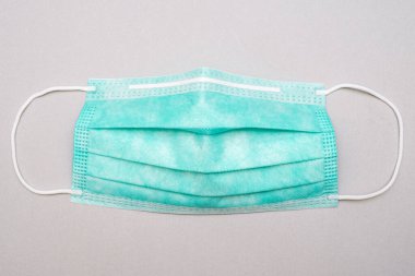Beyaz arka planda tıbbi koruyucu maske