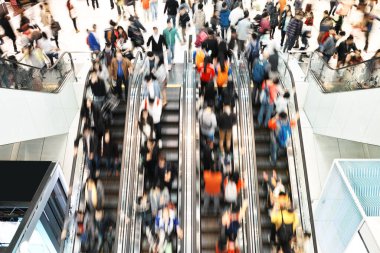 Alışveriş merkezindeki insanları yürüyen merdivende bulanıklaştırdı.