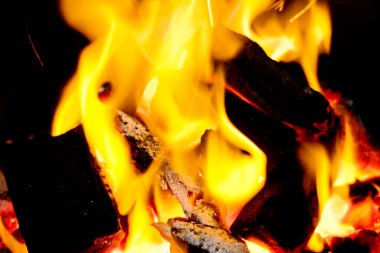 Alevlerle yanan güzel ateş