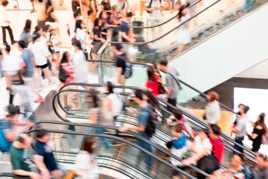 Alışveriş merkezindeki insanlar bulanık.