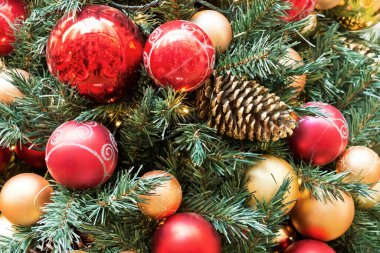 Oyuncak ve toplarla Noel ağacı süslemesi