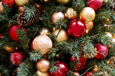 Oyuncak ve toplarla Noel ağacı süslemesi