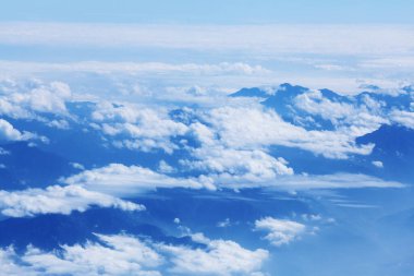 Bulutların üstünde mavi gökyüzü