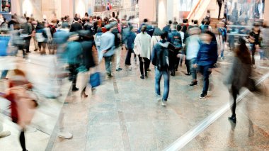 Şehirde yürüyen insanların soyut bulanıklığı