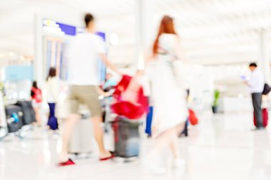 Alışveriş merkezindeki insanların soyut bulanık görüntüsü