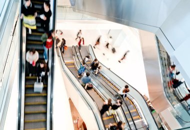 Alışveriş merkezindeki yürüyen merdiven hareket bulanıklığı