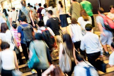 Alışveriş merkezindeki insanların bulanık görüntüsü 