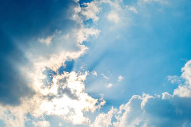 Mavi gökyüzünde beyaz bulutlar