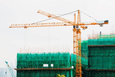 Vinç ve bina yapım aşamasında