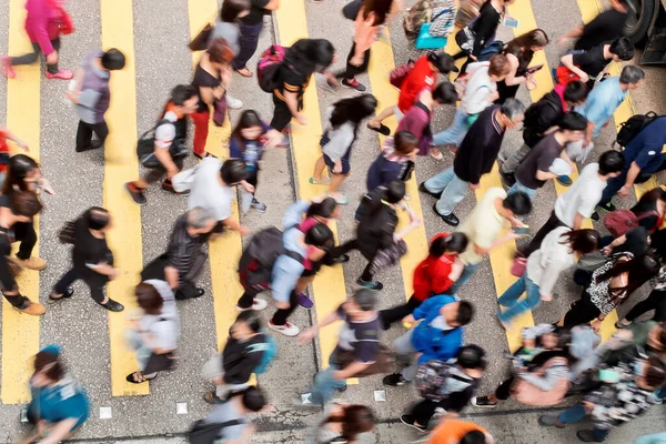 Skvrna Lidí Přecházejících Přes Ulici — Stock fotografie