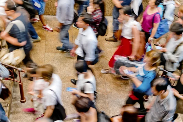 Fläckar Människor Som Går Trappor — Stockfoto