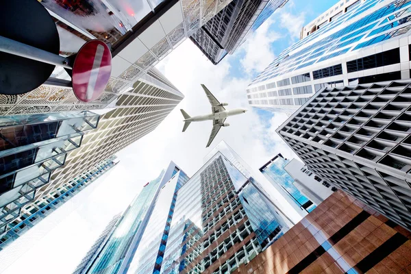 Самолет Пролетает Над Современными Небоскребами Городе — стоковое фото