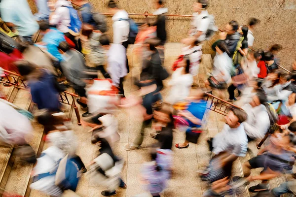 Şehirdeki Merdivenlerde Yürüyen Insanların Bulanıklığı — Stok fotoğraf