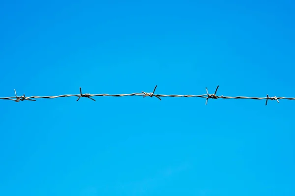 青い空に対する鉄条網 — ストック写真