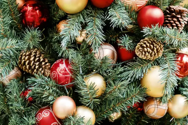 Christbaumschmuck Mit Spielzeug Und Kugeln — Stockfoto