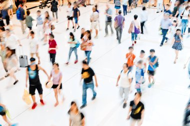 Alışveriş merkezindeki insanlar bulanık.