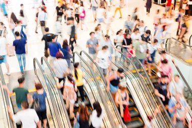 Alışveriş merkezindeki insanların soyut bulanık görüntüsü