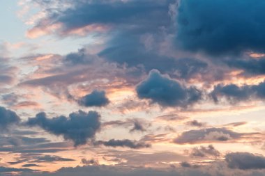 Akşam gökyüzünde güzel bulutlar.