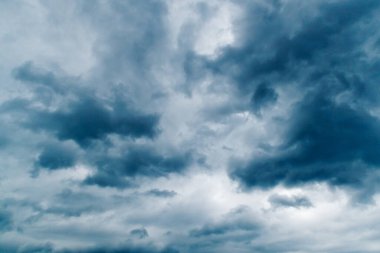 Gökyüzünde kara fırtına bulutları.