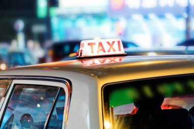 Şehirde kesilmiş bir taksi görüntüsü.