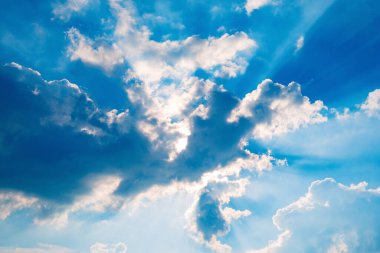 Mavi gökyüzünde beyaz bulutlar