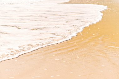 kumlu sahilde dalgalar deniz