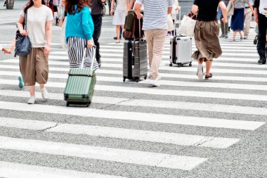 Şehirde yayalar caddeyi geçiyor.