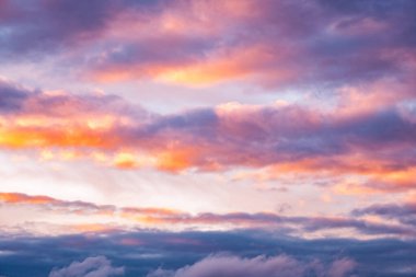 Güzel gün batımı gökyüzü bulutlu