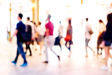 Alışveriş merkezinde bulanık insanlar 