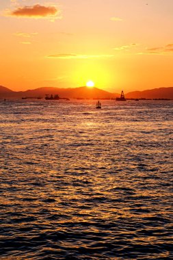 Denizin üzerinde güzel bir gün batımı