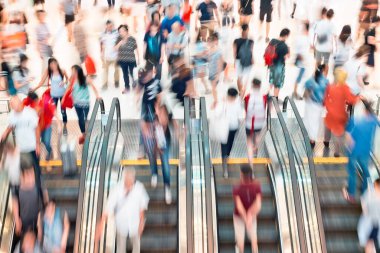 Alışveriş merkezindeki insanların soyut bulanık görüntüsü
