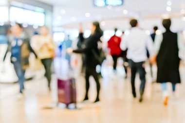 Alışveriş merkezindeki insanların soyut bulanık görüntüsü