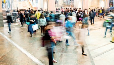Şehirde yürüyen insanların soyut bulanıklığı