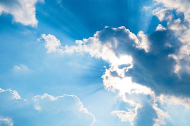 Mavi gökyüzünde beyaz bulutlar