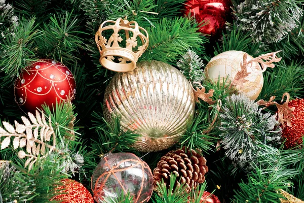 Christbaumschmuck Mit Spielzeug Und Kugeln — Stockfoto