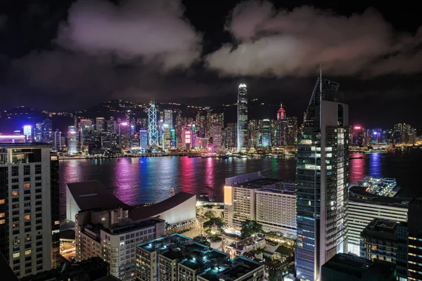 Hong Kong Şehri Geceleri Gökyüzüne Yükseliyor — Stok fotoğraf