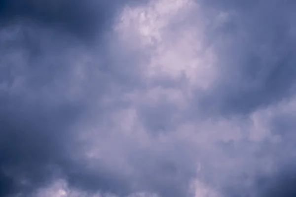 Dunkle Wolken Gewitterhimmel — Stockfoto