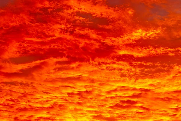 Огненное Пламя Облаками — стоковое фото
