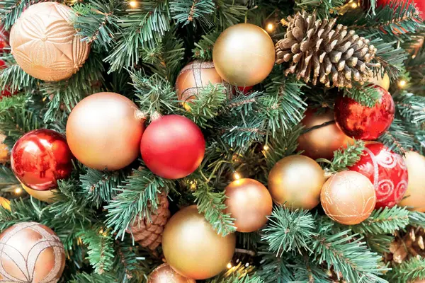 Christbaumschmuck Mit Spielzeug Und Kugeln — Stockfoto