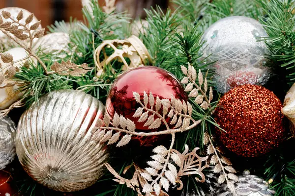 Christbaumschmuck Mit Spielzeug Und Kugeln — Stockfoto