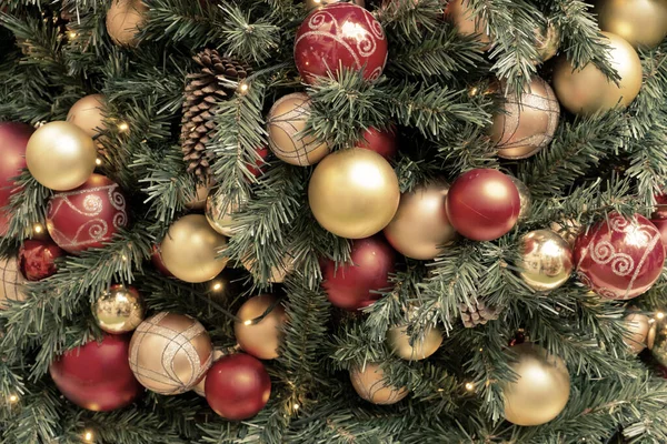 Christbaumschmuck Mit Spielzeug Und Kugeln — Stockfoto