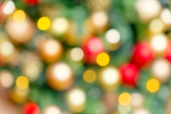 ボールと抽象的なボケのクリスマスツリー — ストック写真