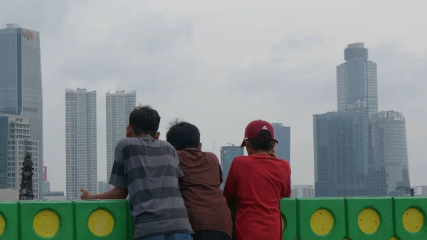 Die Kinder Sehen Jakarta Stockfoto