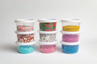 Yenilebilir inciler, taneler ve içecekler, pasta ve tatlıları süslemek için çok renkli..