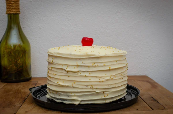 Vacker Tårta Dekorerad Med Ett Körsbär Träbord — Stockfoto