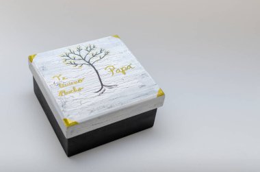 Babalar Günü 'nde boyanmış tahta kutu.