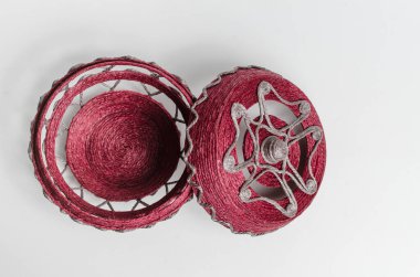 Jüt iplikle elle yapılmış mücevher kutusu..