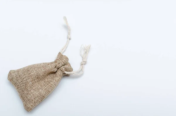 白色背景的小黄麻购物袋 最理想的礼物 — 图库照片